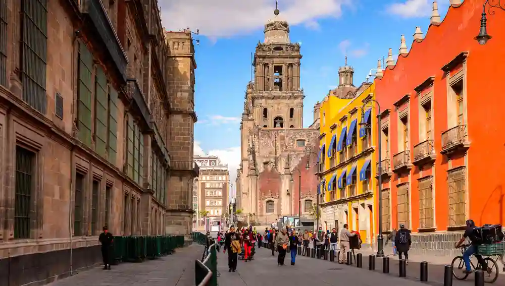 Detalle de una de las coloridas calles del corazón de México D.F. con su catedral como atractivo principal