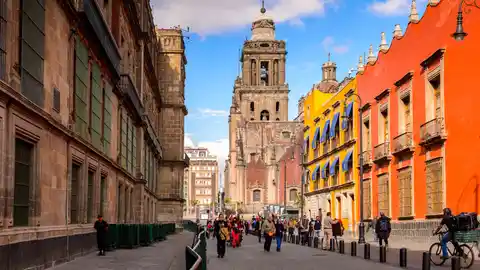 Detalle de una de las coloridas calles del corazón de México D.F. con su catedral como atractivo principal