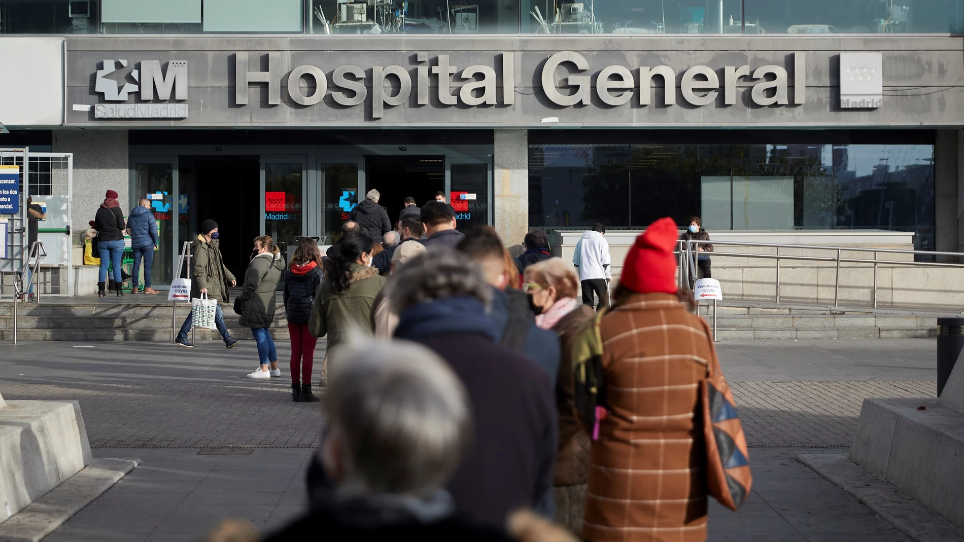 Decenas de madrileños hacen cola para realizarse un test de antígenos en el hospital de La Paz