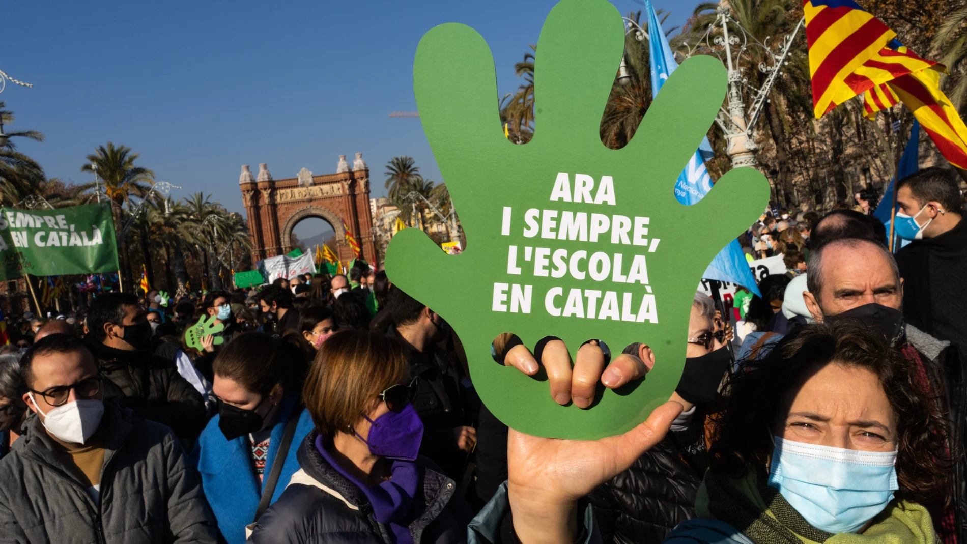Manifestación convocada por la plataforma Somescola contra el 25% de español en las escuelas catalanas.