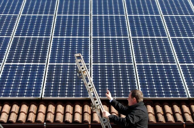 La instalación de la planta fotovoltaica se hará sobre un tejado del ayuntamiento y contará con 100 kW de potencia pico