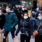 Varias personas, el día antes de que entre en vigor la obligatoriedad de usar mascarilla en exteriores, a 23 de diciembre de 2021, en Madrid