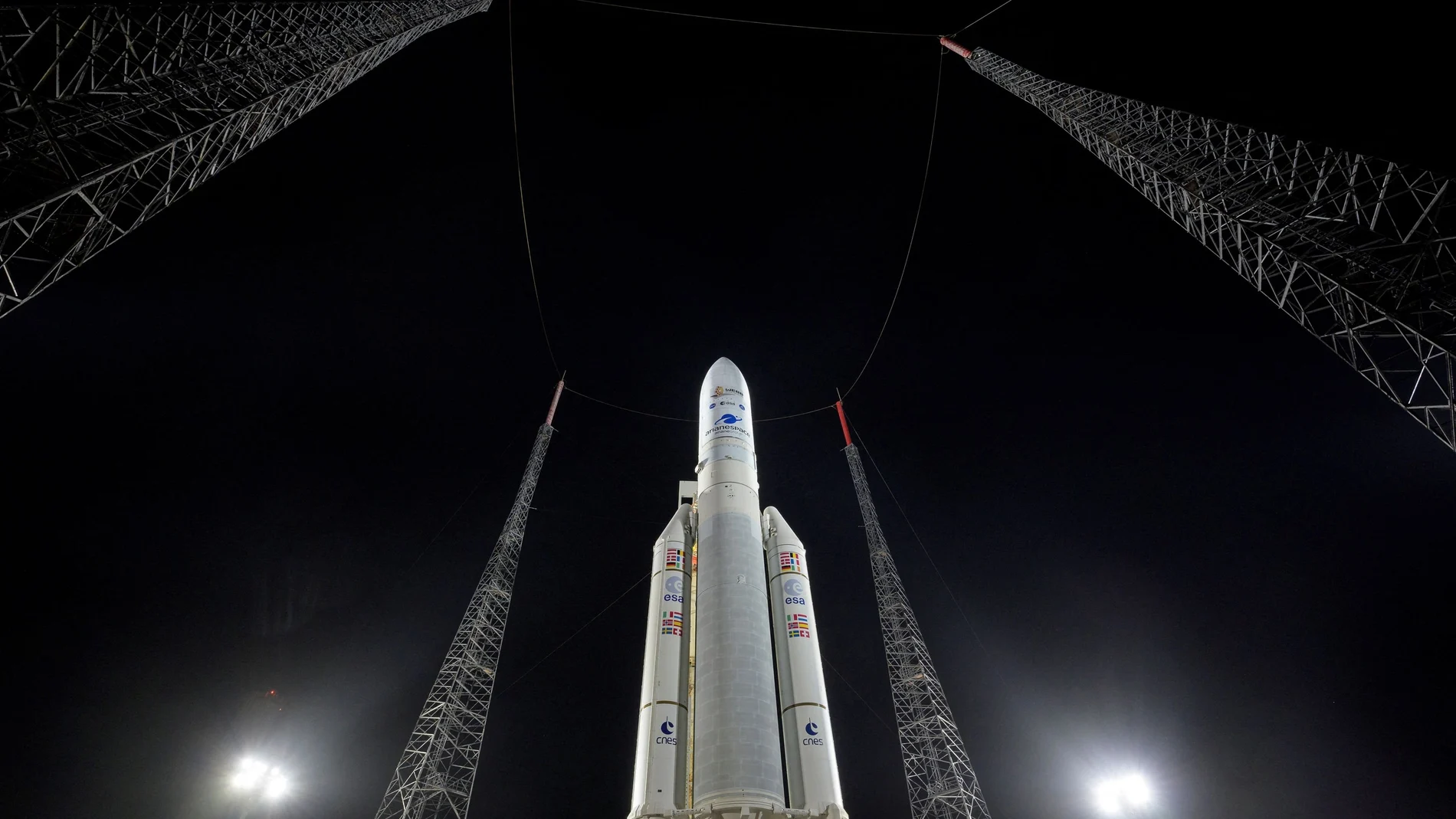 El cohete Ariane 5 de Arianespace, con el telescopio espacial James Webb en su interior, espera en la plataforma de lanzamiento del puerto espacial Kourou. Fuente: NASA/Bill Ingalls/REUTERS