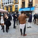 Policías municipales en la Plaza de las Flores de la capital murciana, con gran afluencia pese a las nuevas restricciones impuestas por el gobierno regional