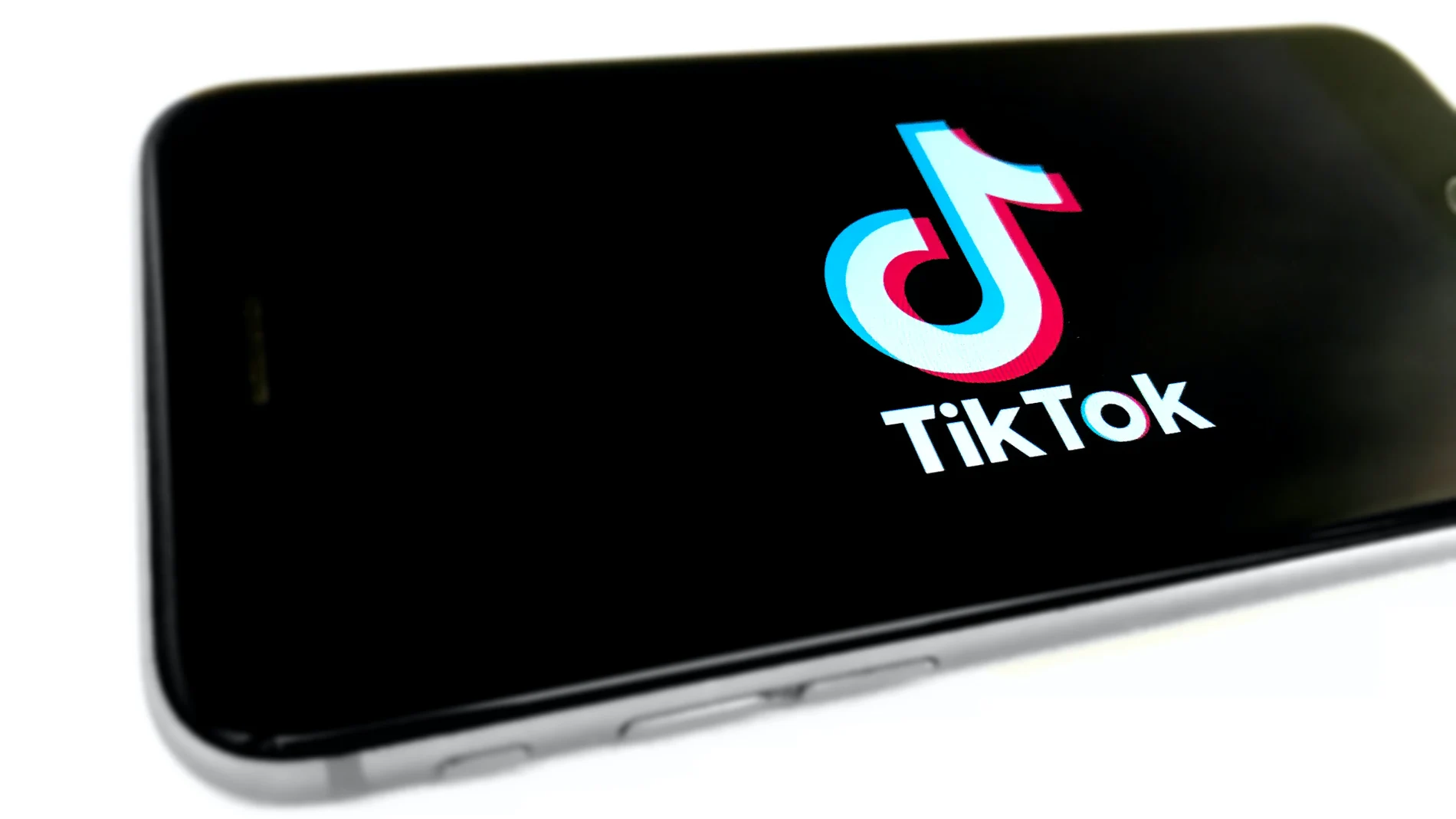 Inglaterra recomienda a sus ciudadanos desinstalar TikTok de sus móviles.