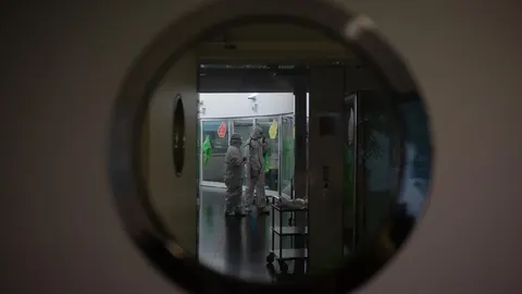 Un trabajador sanitario con una persona con dependencia