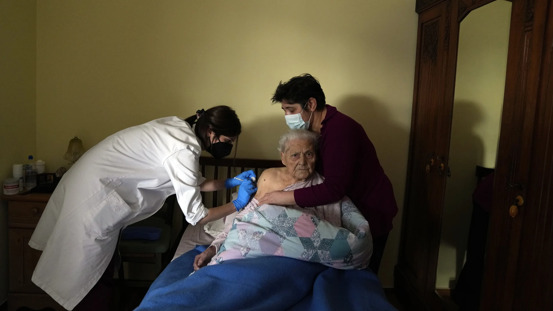 Una enfermera administra una dosis de Pfizer a una anciana de 97 años en Atenas (Grecia)