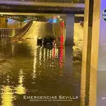 Imagen de uno de los túneles de Sevilla anegados de agua como consecuencia de las lluvias. EMERGENCIAS SEVILLA
