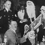 Adolf Hitler y dos nazis disfrazados de Papá Noel durante una cena de Navidad