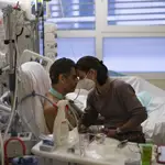 Amelie y Ludo Khayat, enfermo de covid-19, en una UCI del hospital Timone de Marsella, en Francia.