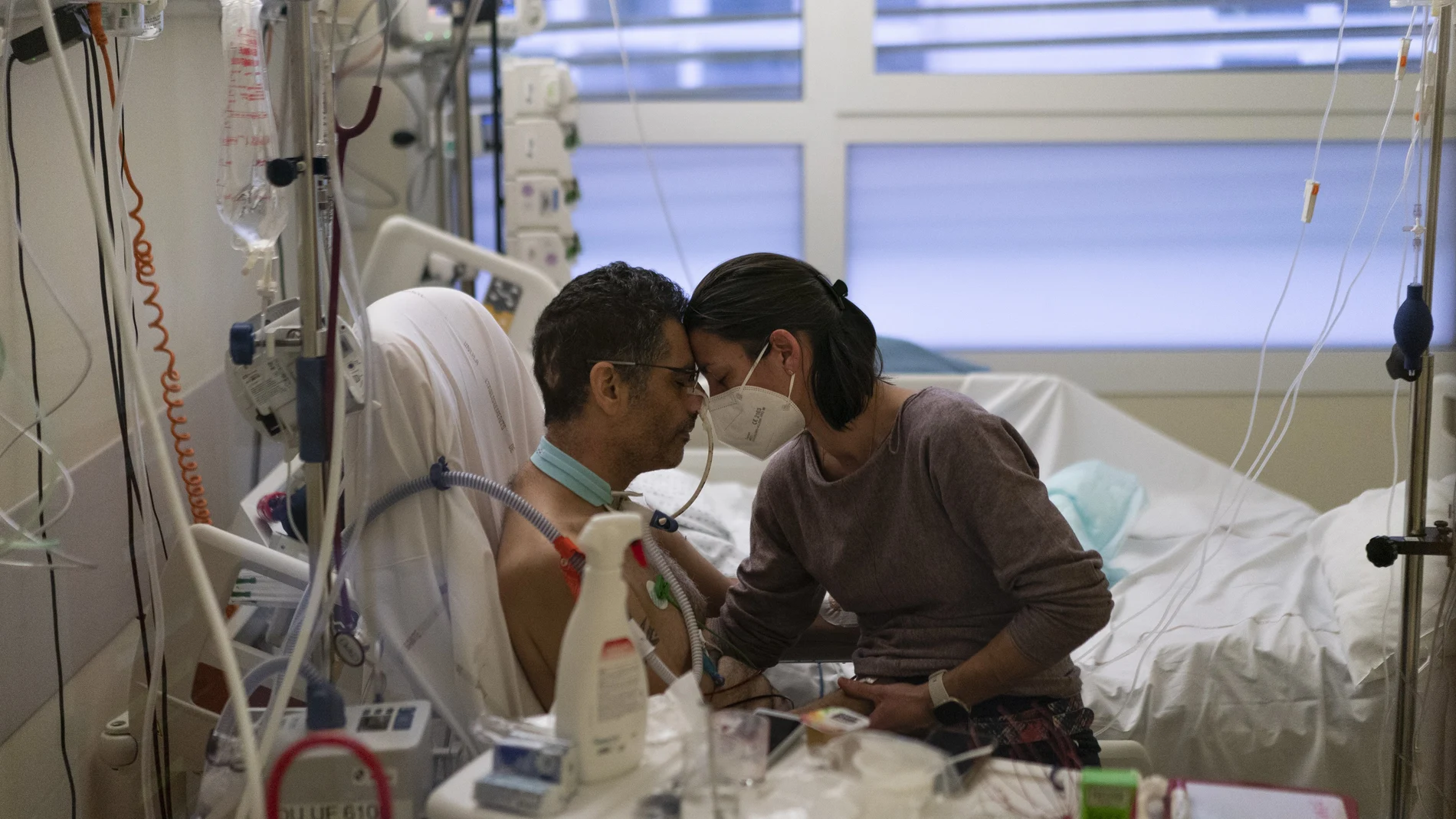 Amelie y Ludo Khayat, enfermo de covid-19, en una UCI del hospital Timone de Marsella, en Francia.
