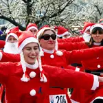 Gente disfrazada de Papá Noel durante la carrera anual de Santa Claus en Skopje, Norte de Macedonia.