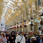 Malagueños, turistas y visitantes llenan las calles de Málaga en Navidad. Álex Zea / Europa Press
