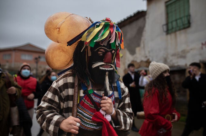 El zangarrón en la fiesta de la mascarada de invierno en Sanzoles, a 26 de diciembre de 2021, en Zamora, Castilla y León (España)