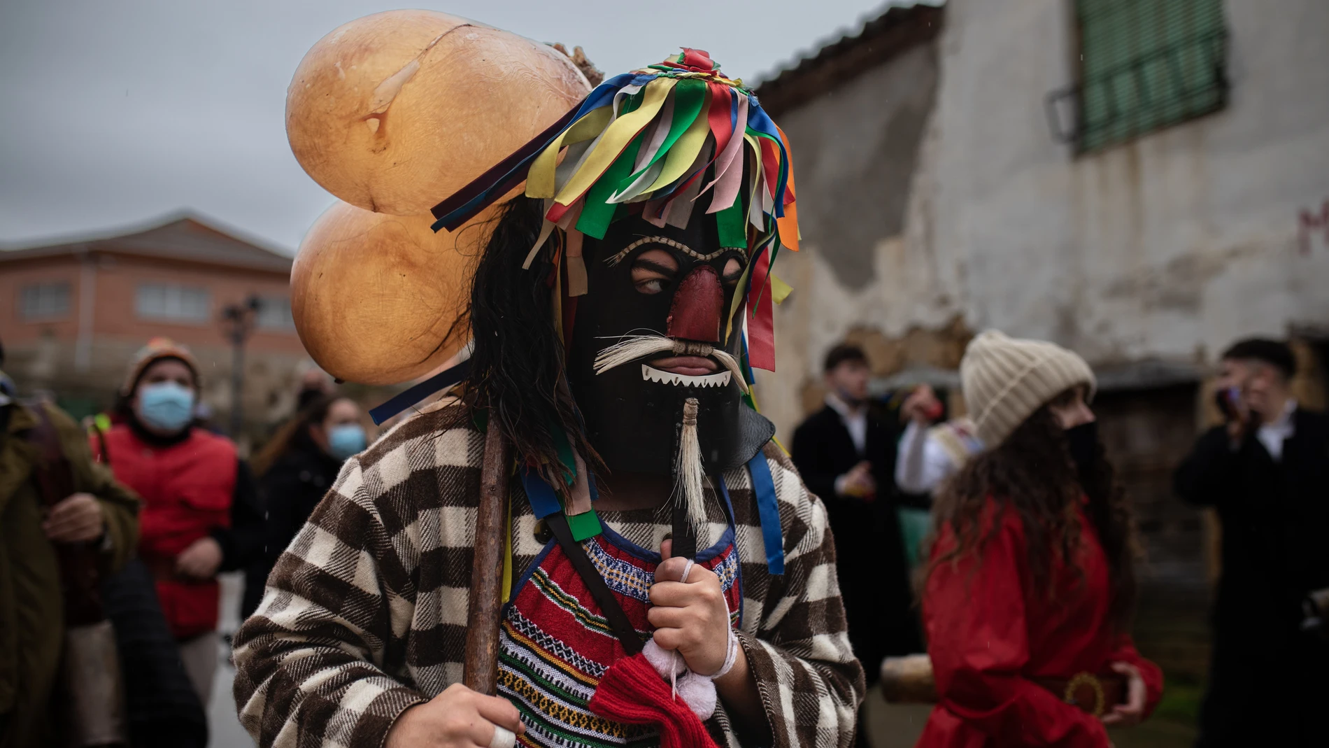 El zangarrón en la fiesta de la mascarada de invierno en Sanzoles, a 26 de diciembre de 2021, en Zamora, Castilla y León (España)