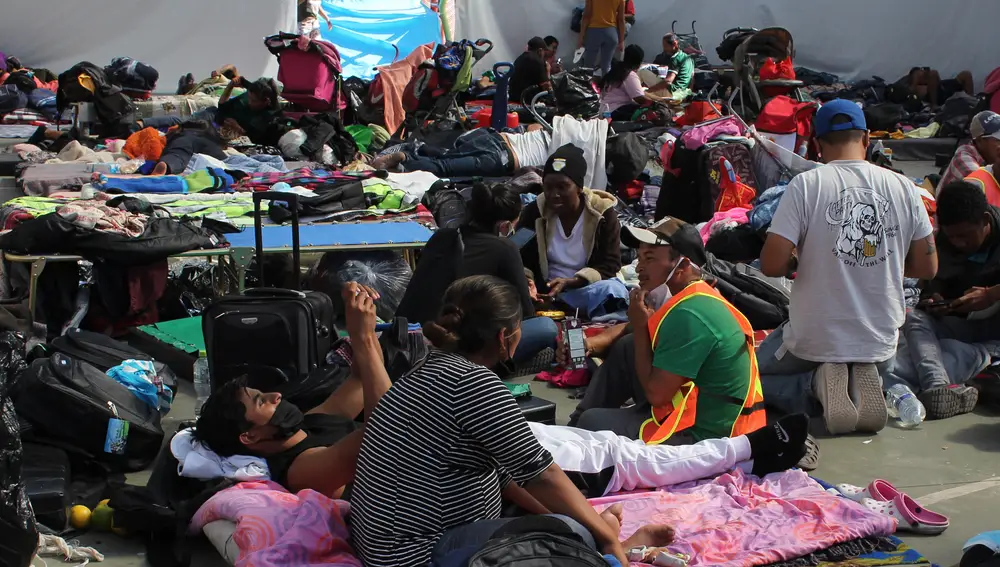 Una de las carpas de la Casa del Peregrino en Ciudad de México donde fueron acogidos los 500 migrantes de la caravana que llegaron a Ciudad de México el 12 de diciembre. / Javier Villaverde, La Razón