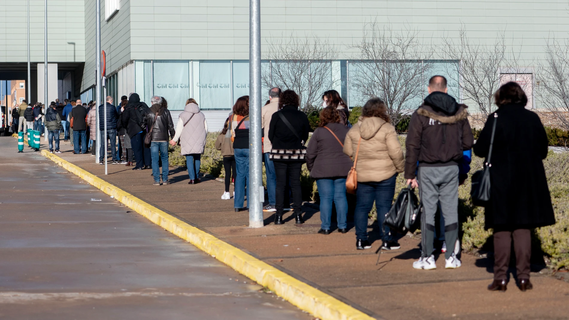 Varias personas esperan la cola para hacerse test Covid-19 en el Hospital de Alcorcón