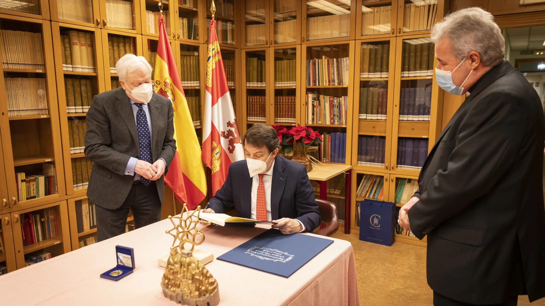 Fernández Mañueco firma en el Libro de Honor de la Fundación VIII Centenario de la Catedral de Burgos