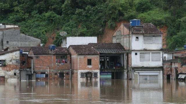 Fotografía cedida por el gobierno de Bahía, que muestra inundaciones causadas por las fuertes lluvias que azotan el estado de Bahía, en el noreste de Brasil)