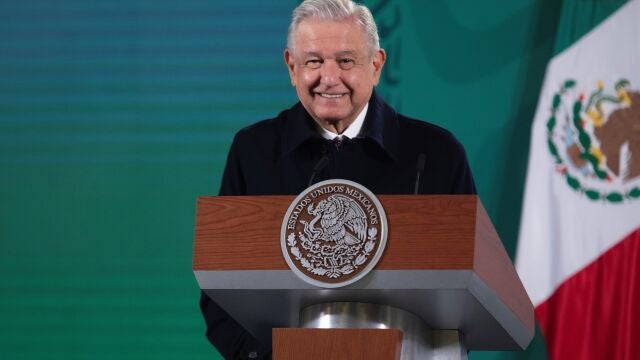 MEX1631. CIUDAD DE MÉXICO (MÉXICO), 27/12/2021.- Fotografía cedida por la presidencia de México, del mandatario mexicano, Andrés Manuel López Obrador, durante una rueda de prensa en Palacio Nacional hoy, en Ciudad de México (México). López Obrador afirmó este lunes que el país "no ha tenido problemas" por la nueva variante ómicron del coronavirus, que se ha detectado en más de 40 personas en el territorio. EFE/Presidencia de México/SOLO USO EDITORIAL/SOLO DISPONIBLE PARA ILUSTRAR LA NOTICIA QUE ACOMPAÑA(CRÉDITO OBLIGATORIO)