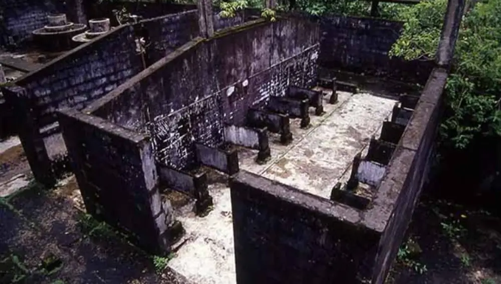 Pabellones carcelarios abandonados en la Isla de Gorgona | Fuente: humboldt.org.co