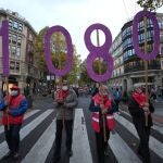 Varias personas sostienen unos números gigantes en una marcha de pensionistas en Bilbao para protestar por los "recortes" y decir "no" a la ley Escrivá