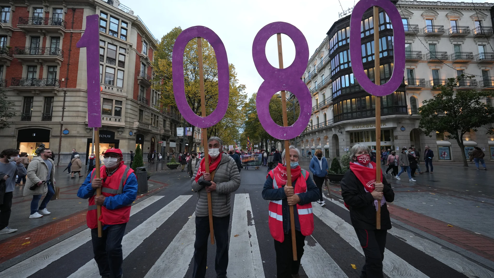 Varias personas sostienen unos números gigantes en una marcha de pensionistas en Bilbao para protestar por los "recortes" y decir "no" a la ley Escrivá