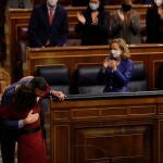 Pedro Sánchez se abraza con la ministra de Hacienda, María Jesús Montero, tras aprobar los Presupuestos
