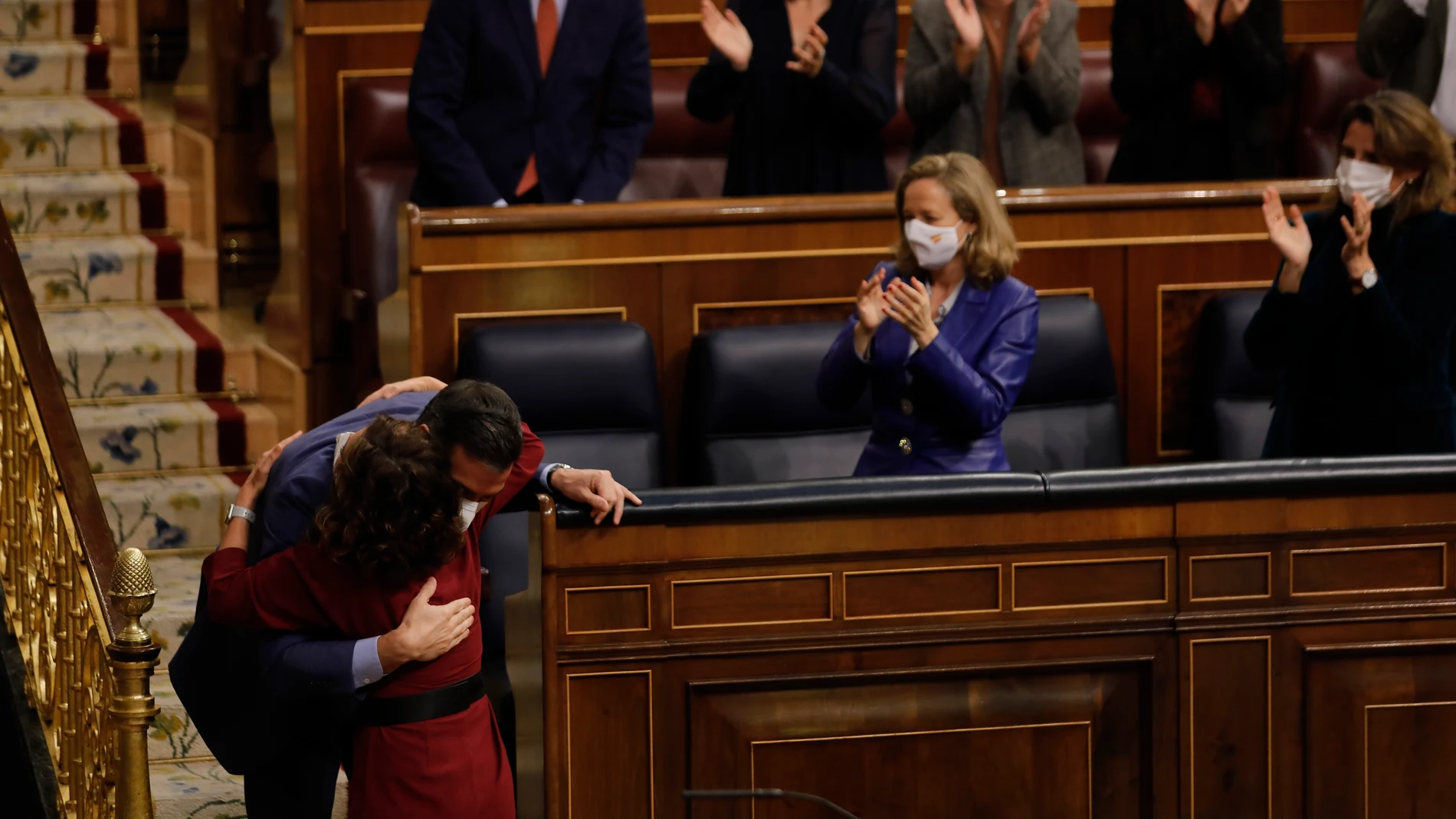 Pedro Sánchez se abraza con la ministra de Hacienda, María Jesús Montero, tras aprobar los Presupuestos