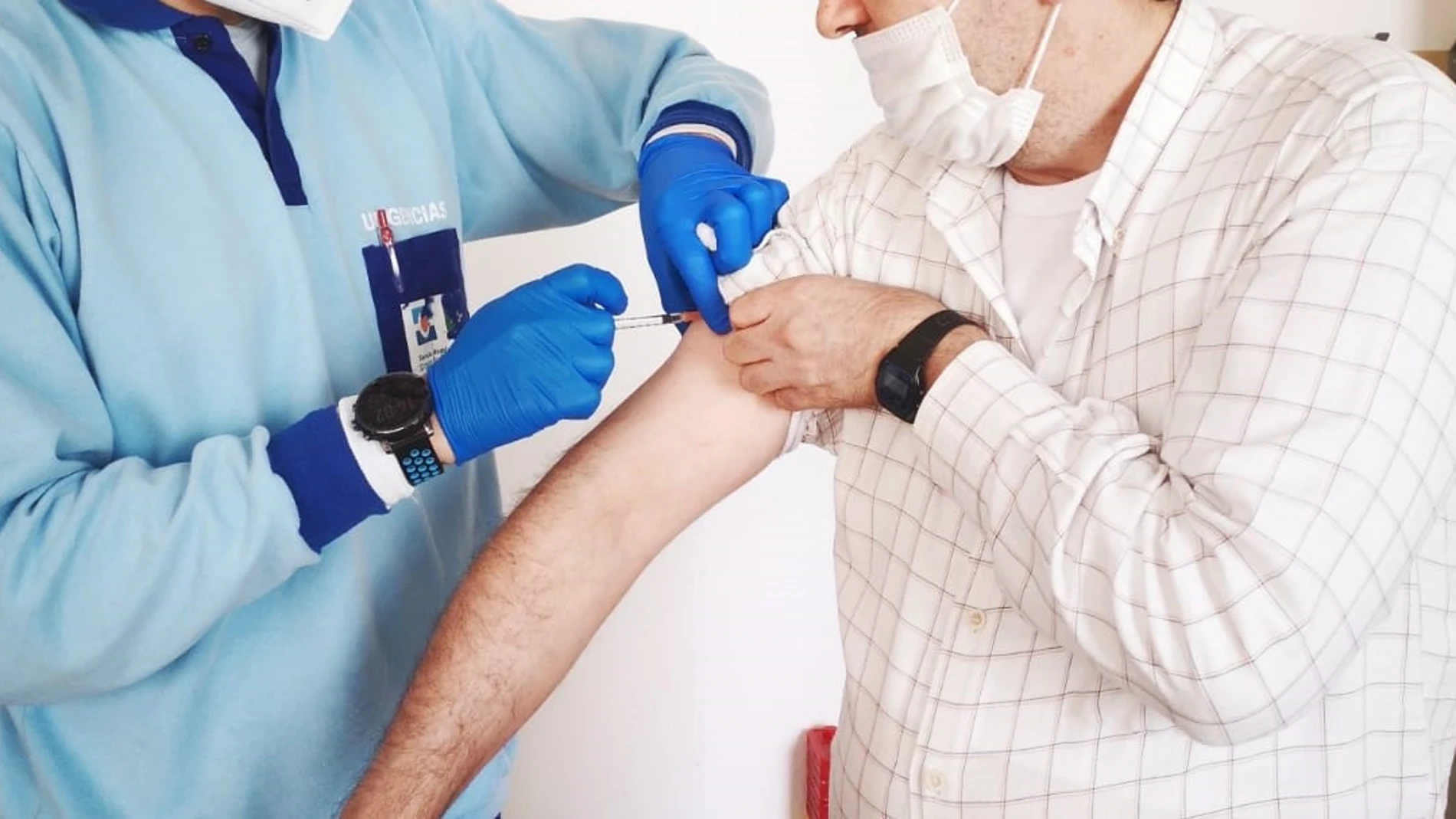Un profesional sanitario vacuna a una persona.