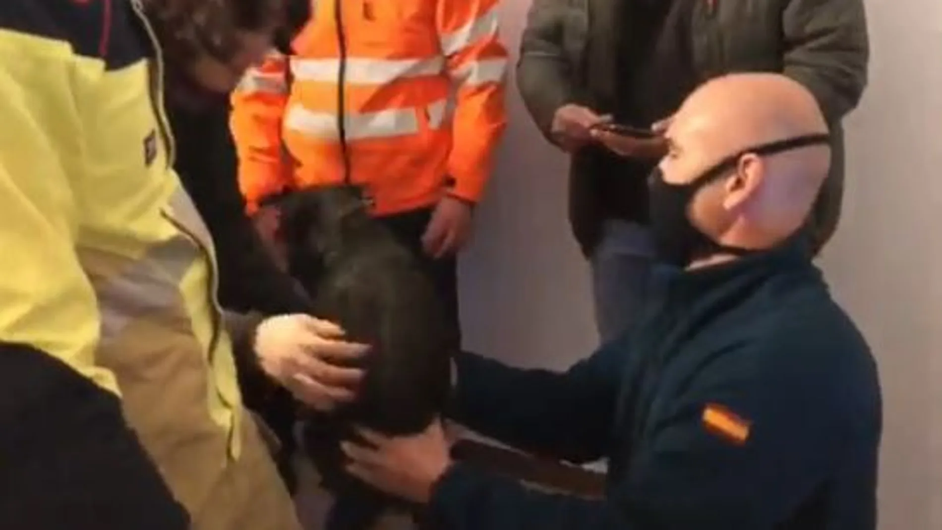 La Guardia Civil devolviendo a la cría de pastor alemán a sus dueños tras el rescate.