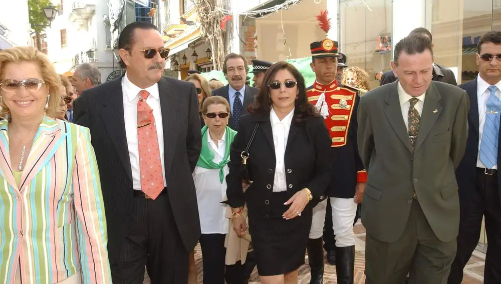 La cantante Isabel Pantoja (c) junto al alcalde de Marbella, Julián Muñoz (2i), y su esposa Maite (i), asistió como invitada a la izada de bandera que se efectuó hoy en el balcón del Ayuntamiento con motivo de la festividad del Día de Andalucía.