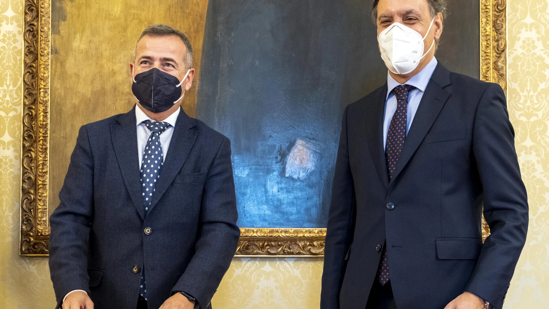 El alcalde de Salamanca, Carlos García Carbayo, el presidente de la Fundación Caja Duero, José María de la Vega, y el director de la Casa Lis, Pedro Pérez Castro, presentan un nuevo proyecto cultural para la ciudad