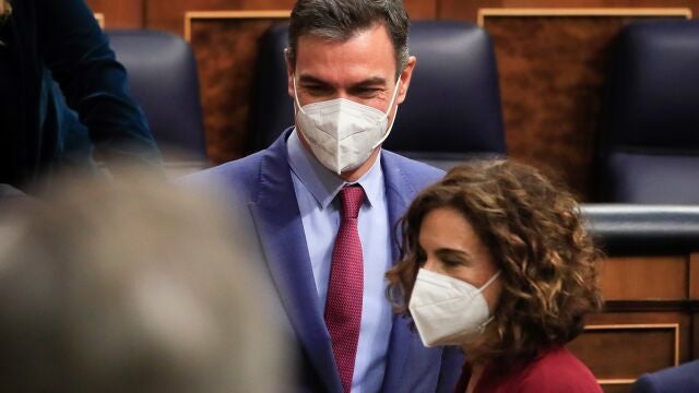 El presidente del Gobierno, Pedro Sánchez , y la ministra de Hacienda, María Jesús Montero