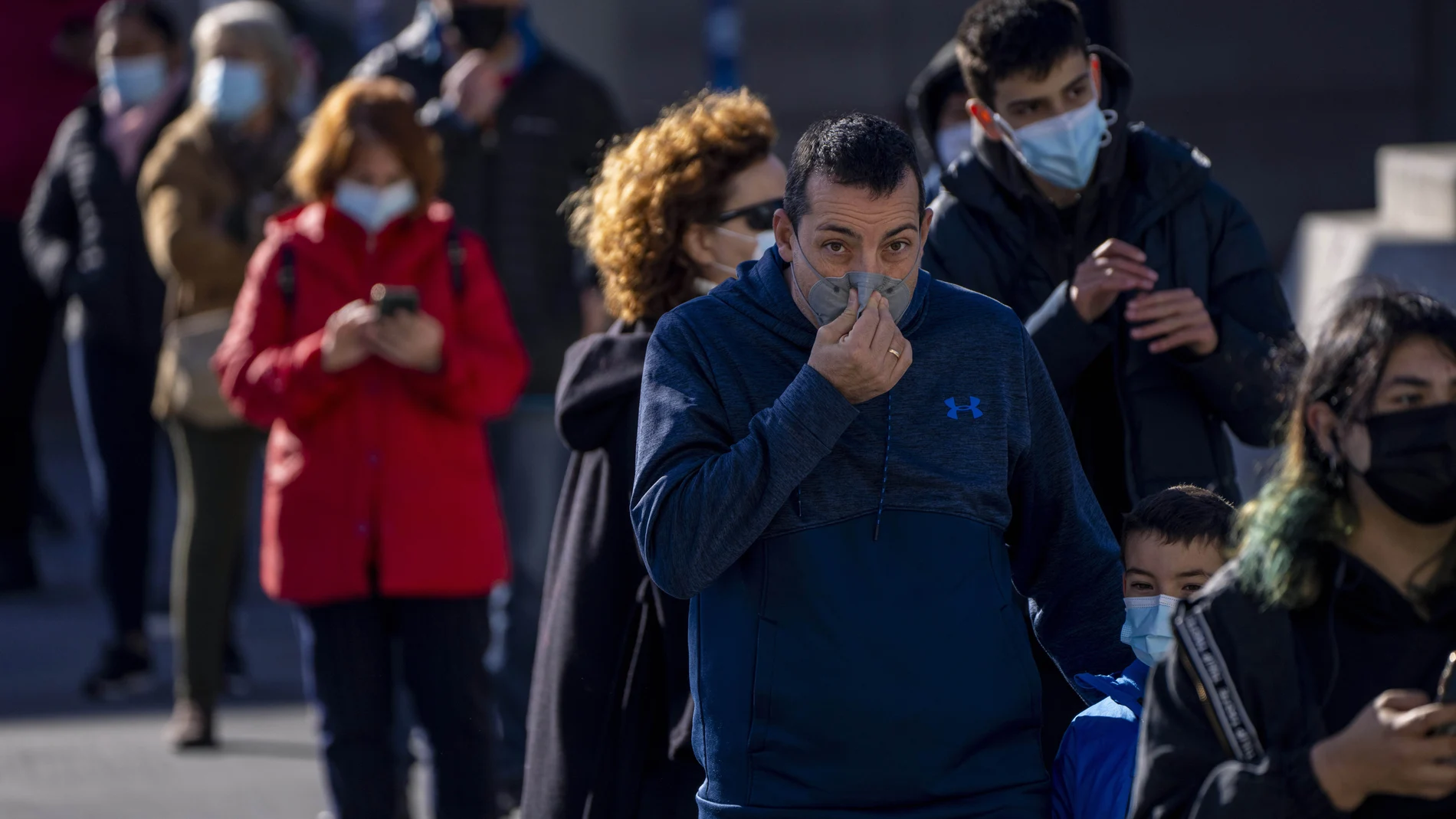 Personas haciendo cola para recibir la dosis de refuerzo de la vacuna en el Hospital La Paz, en Madrid