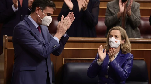 El presidente del Gobierno, Pedro Sánchez, es aplaudido tras salir adelante los Presupuestos Generales del Estado para 2022