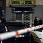 Miembros de la Policía Nacional llegan este martes al lugar donde han fallecido dos personas en un bar que estaba cerrado al público en la localidad madrileña de Parla