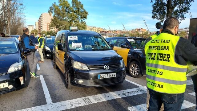Taxis parados en la calle Tarragona de Barcelona antes de iniciar una marcha hasta el Imet para pedir cámaras de seguridad en sus vehículos