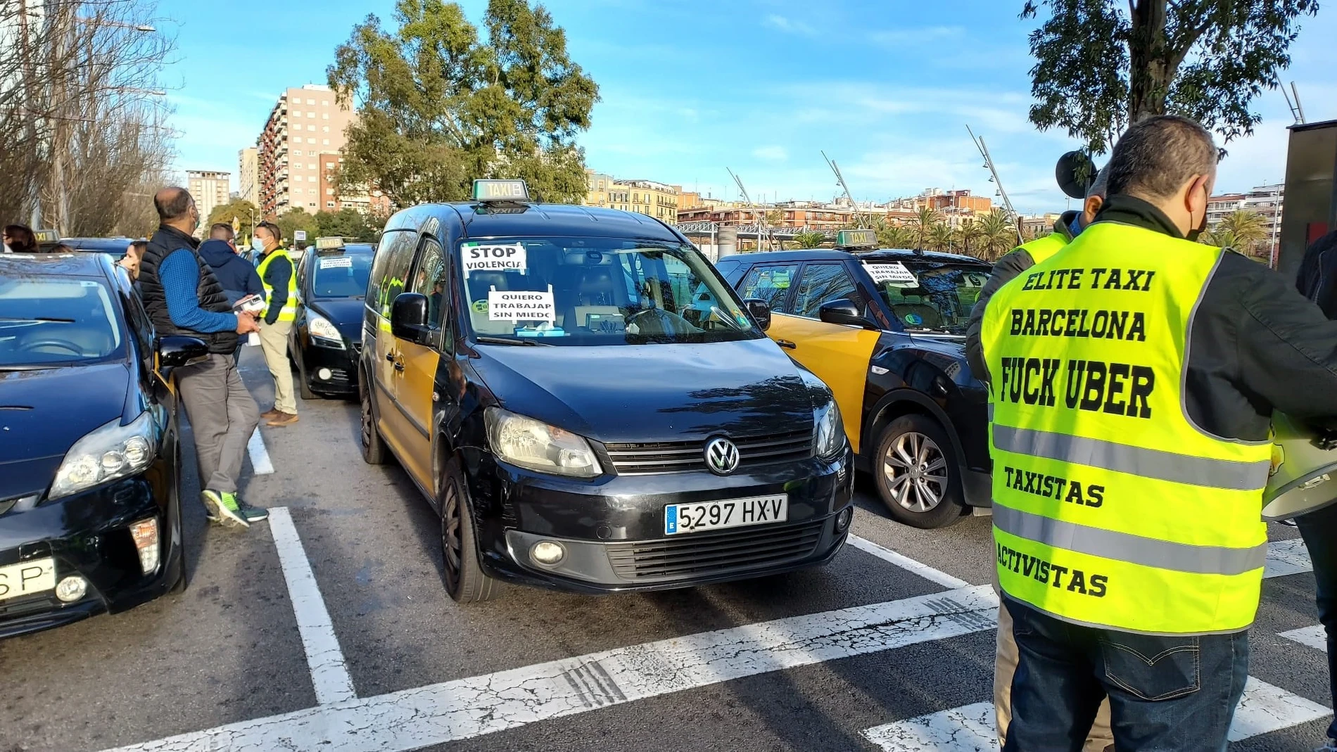Taxis parados en la calle Tarragona de Barcelona antes de iniciar una marcha hasta el Imet para pedir cámaras de seguridad en sus vehículos