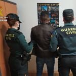 Imagen del detenido, custodiado por la Guardia Civil
