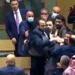 Captura de pantalla del video en el que varios diputados del Parlamento de Jordania se pelearon tras debatir los derechos de las mujeres