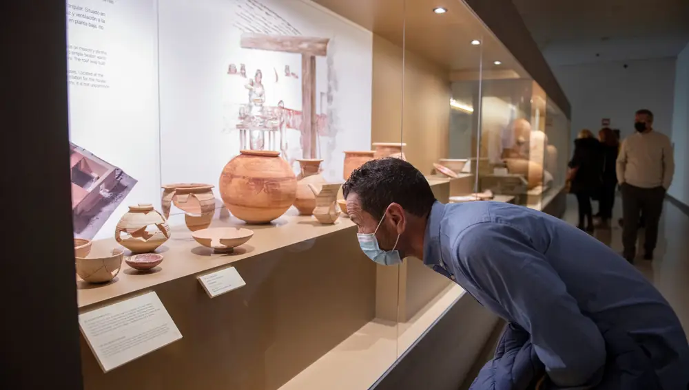 Un hombre observa parte de las piezas expuestas en el Museo Íbero de Jaén. EFE/José Manuel Pedrosa.