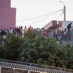 Varios marroquíes intentan llegar a suelo español desde la frontera que separa Melilla y Marruecos, en una imagen de archivo