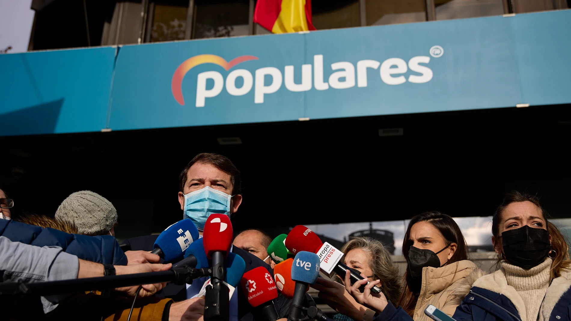 El presidente de la Junta de Castilla y León, Alfonso Fernández Mañueco, habla con los medios a su llegada a una reunión del Comité Ejecutivo Nacional del PP