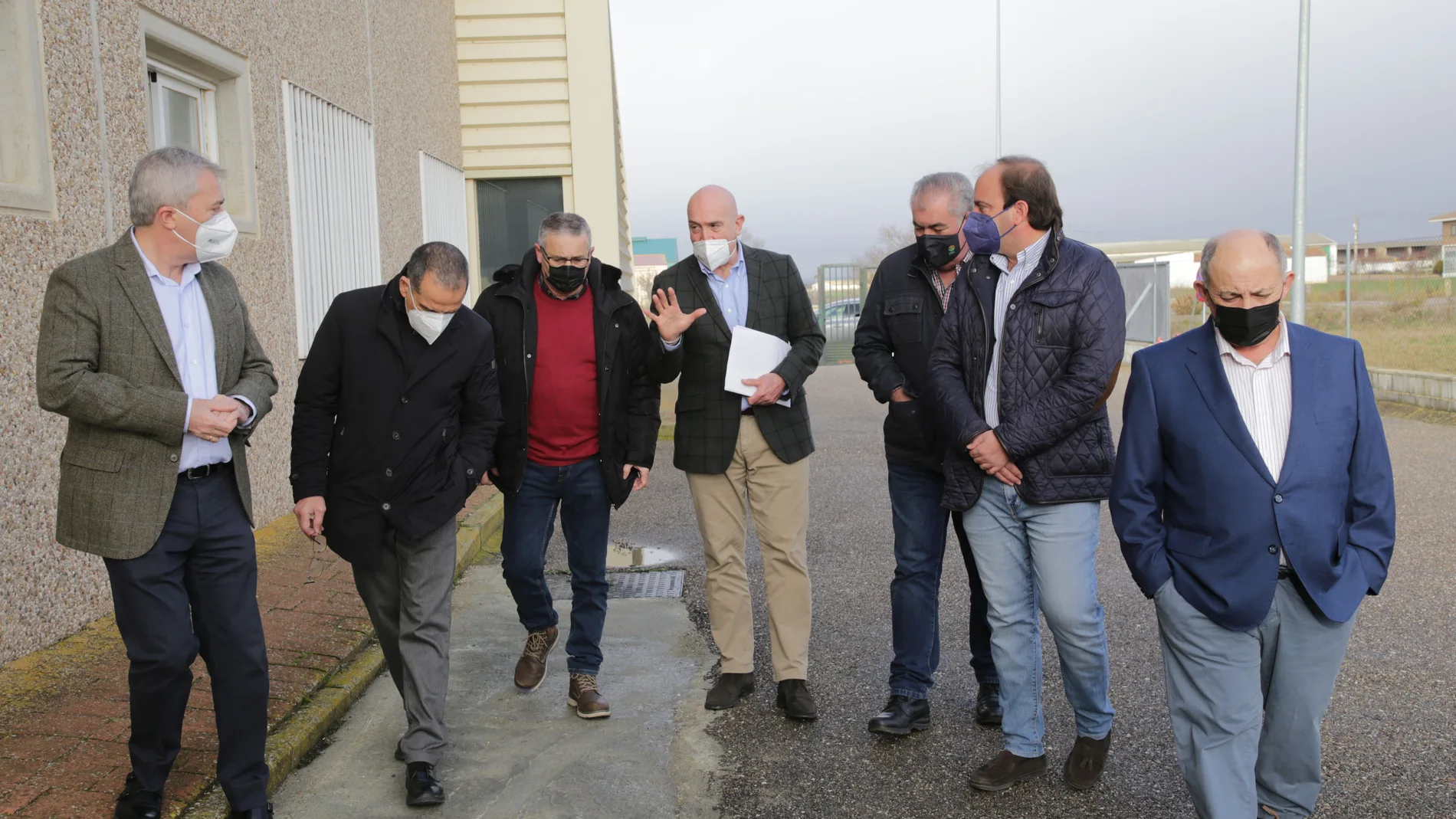 El consejero de Agricultura, Ganadería y Desarrollo Rural, Jesús Julio Carnero, informa en Villalpando (Zamora) sobre las incorporaciones de jóvenes al sector agrario y la modernización de explotaciones.