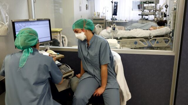 Dos enfermeras leen un informe de un paciente con covid