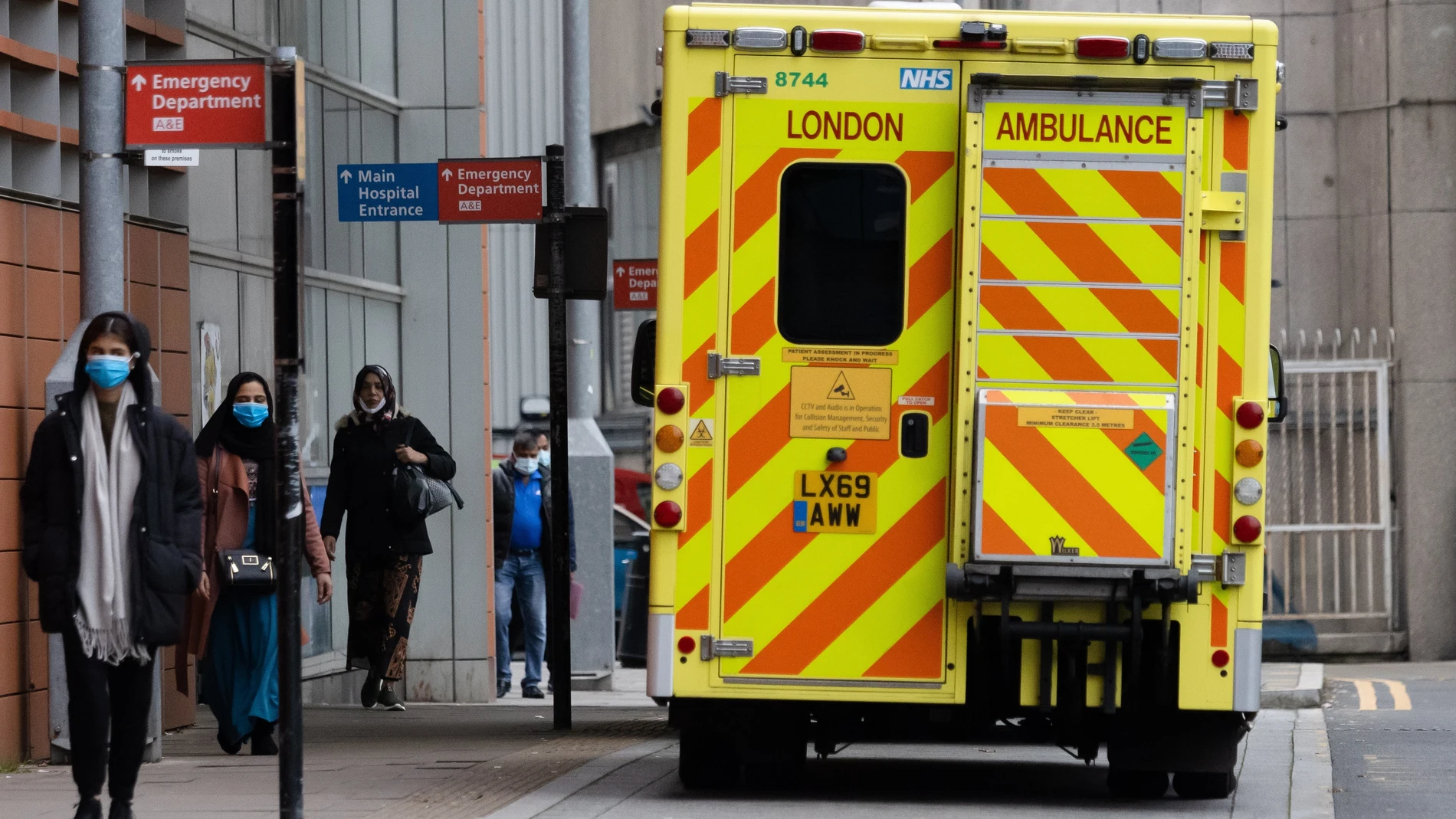 Una ambulancia permanece aparcada a las afueras del Royal Hospital de Londres