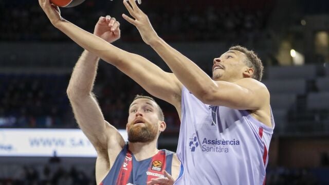 Matt Costello intenta evitar la canasta a aro pasado de Dante Exum