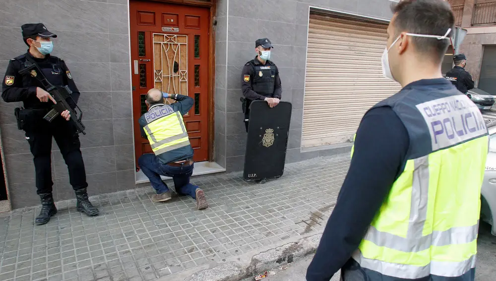 Agentes de la Policía científica recogen información del domicilio dónde ha sido detenido el presunto autor del crimen machista de Elche