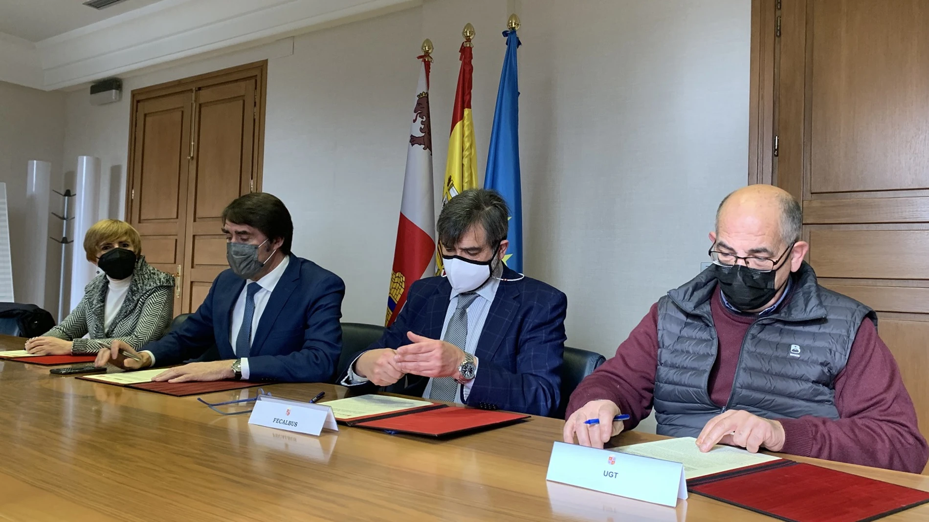 El consejero de Fomento y Medio Ambiente, Juan Carlos Suárez-Quiñones, firma el acuerdo sectorial con los sindicatos